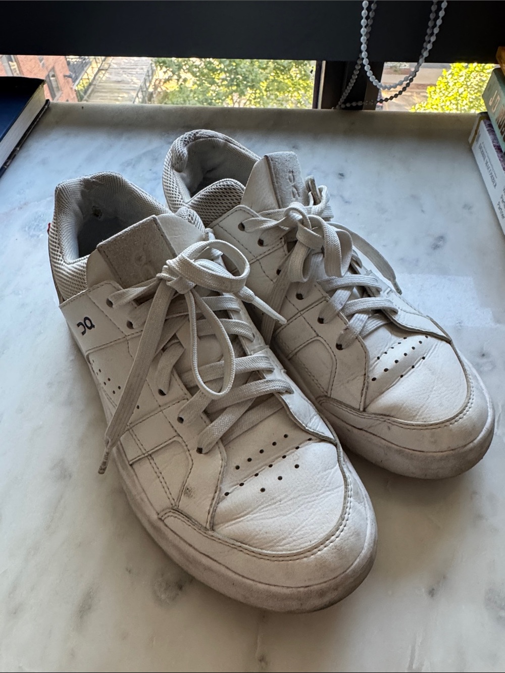 On women White Low-Top tennis Sneakers